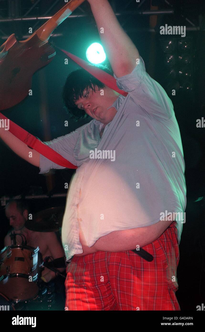 PA NEWS PHOTO 31/8/98 'TINY' (ANDREW) WOOD OF ULTRASOUND ON STAGE AT THE READING '98 FESTIVAL. Stock Photo