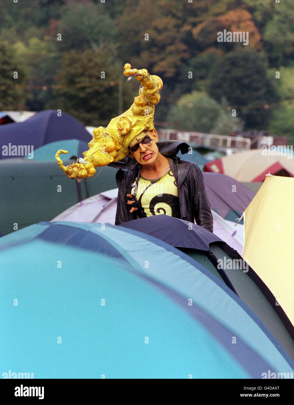 PA NEWS PHOTO 30/8/98 A FESTIVAL-GOER AT READING IN EYE-CATCHING MAKE-UP AND HEADGEAR. Stock Photo