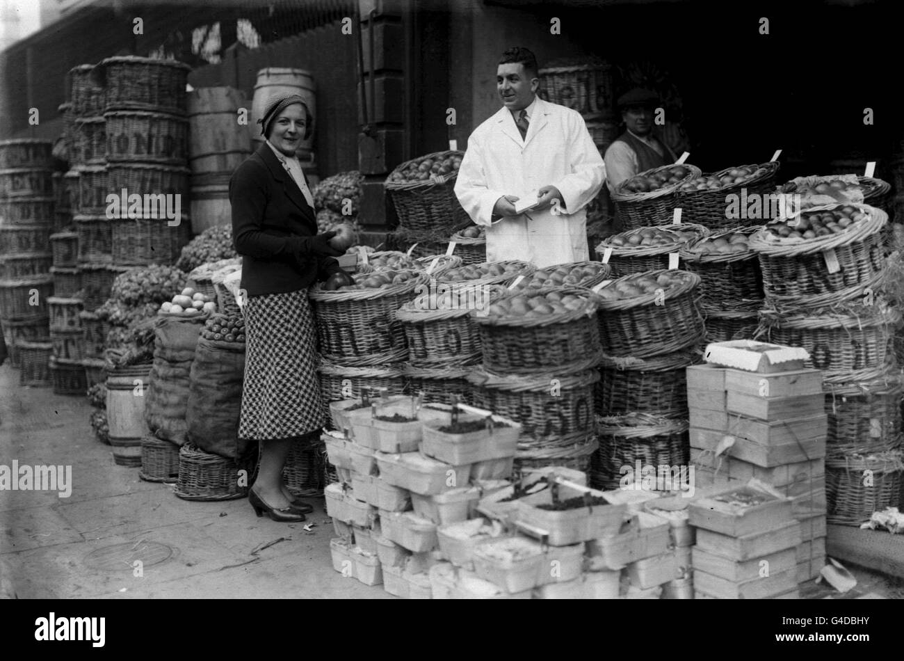 PA NEWS PHOTO 6/10/32 MISS BETTY NUTHALL MAKING PURCHASES IN LONDON'S COVENT GARDEN MARKET Stock Photo