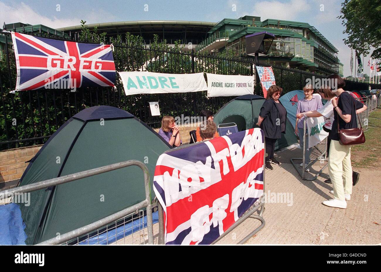 WIMBLEDON Queue 2 Stock Photo - Alamy image.
