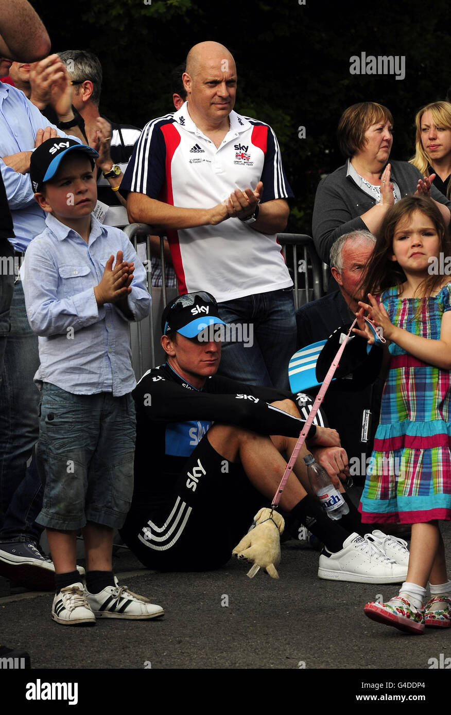 Bradley Wiggins of the Sky Cycling Team with Team Principal Dave Brailsford and his children Ben and Isabella as he waits to receive his National Champions Jersey following his victory in the Mens National Elite Road Race Championships in Stamfordham. Stock Photo