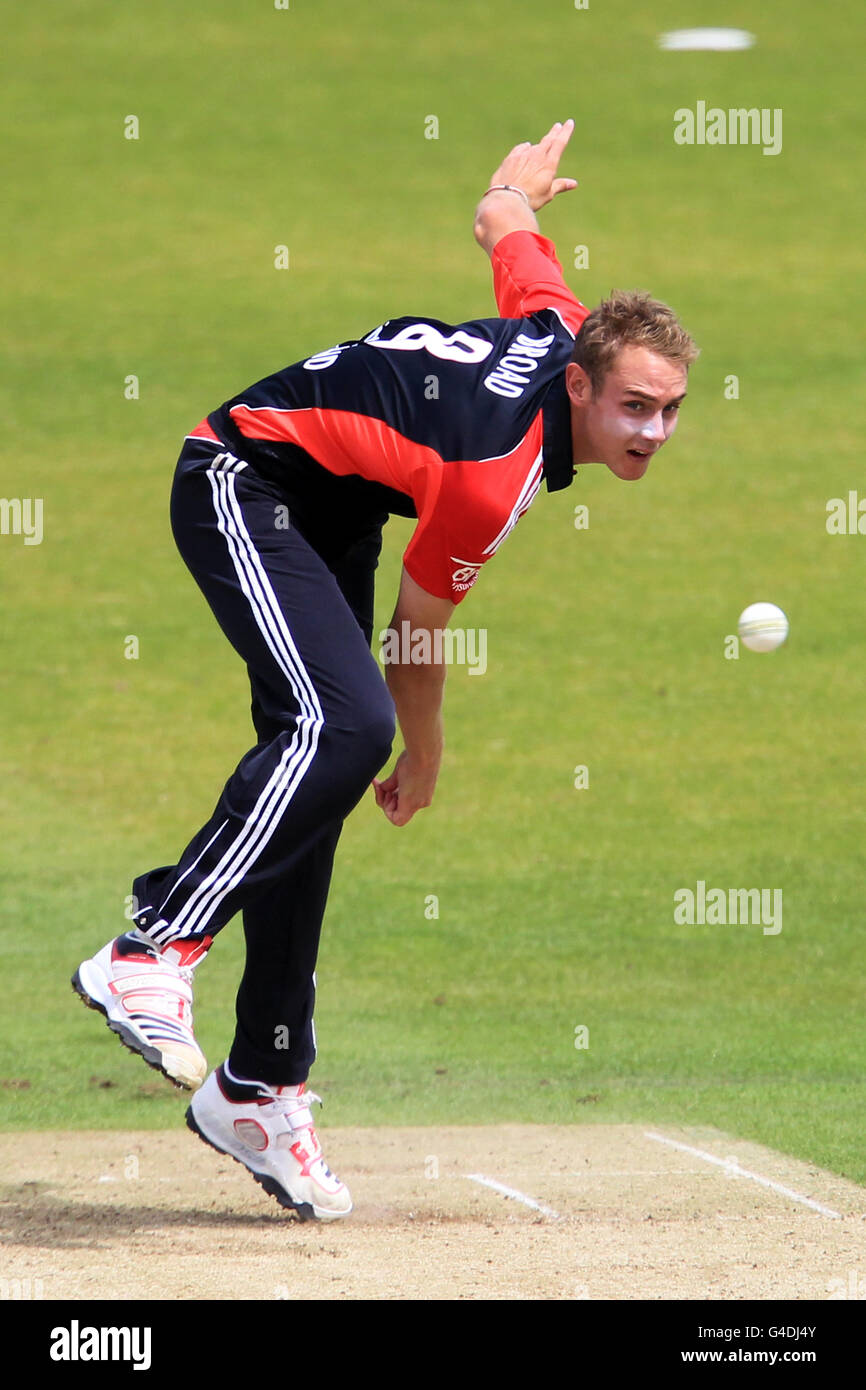 Cricket - 2011 NatWest Series - Second One Day International - England v Sri Lanka - Headingley. England's Stuart Broad in bowling action Stock Photo