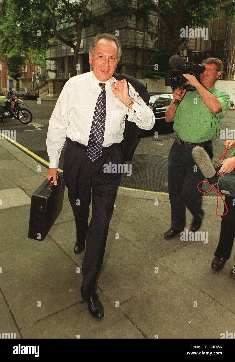 Agriculture Minister Jack Cunningham arrives at his Whitehall office Monday (27 July 1998) in advance of Tony Blair's expected Cabinet reshuffle in which he is tipped to become the Cabinet 'enforcer', charged with co-ordinating polIcy and strategy across government departments. See PA story POLITICS reshuffle. Picture by Andrew Stuart/MK Stock Photo