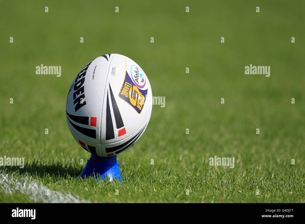 Dan carter kicking hi-res stock photography and images - Alamy