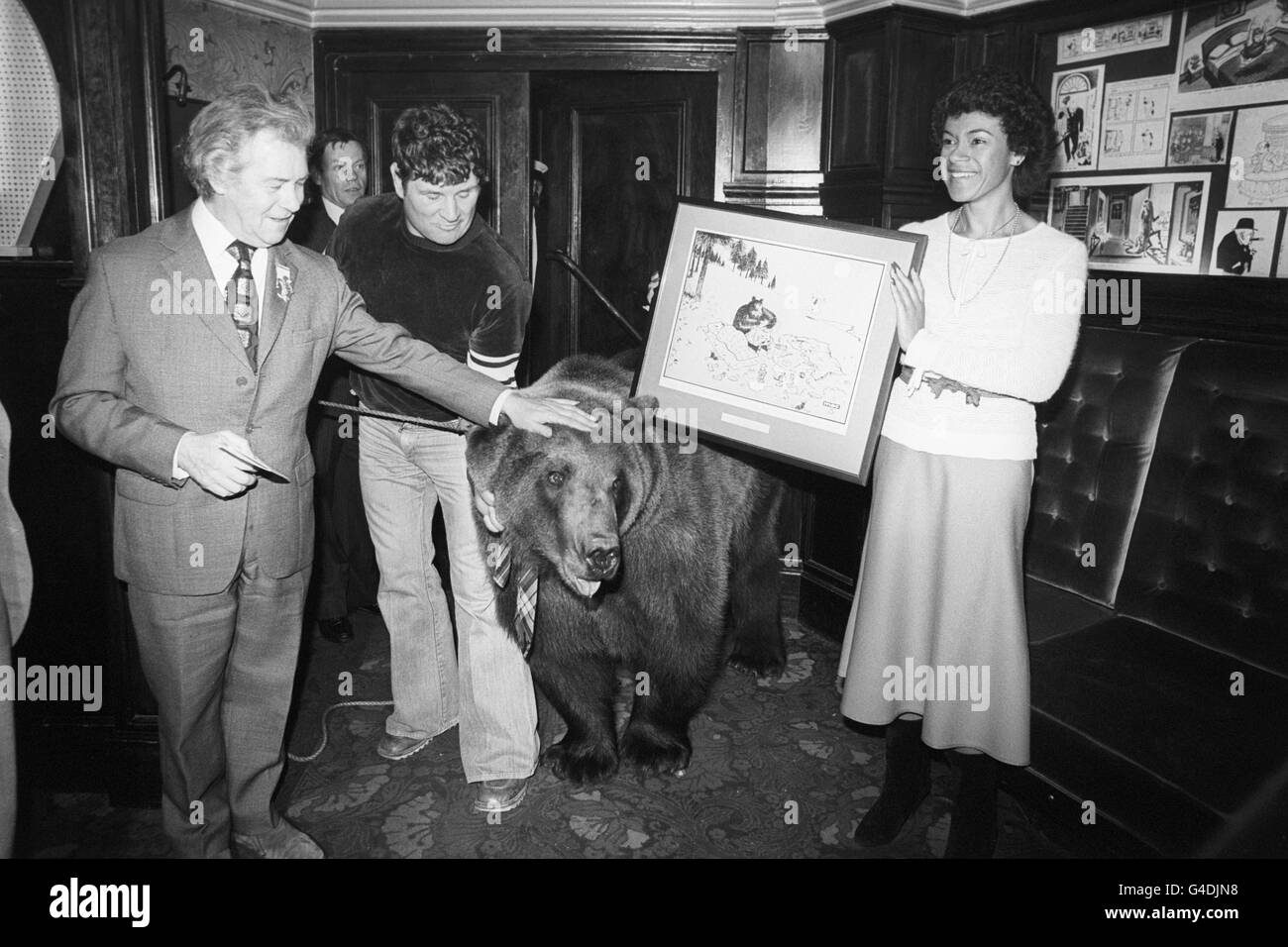 Hercules the Bear becomes the first honorary member of the Cartoonist's club. With Hercules are (l to r) the Club's Chairman Ian Scott, his owner Andy Robinson of Dunblane and his favourite singer Iris Williams. Stock Photo