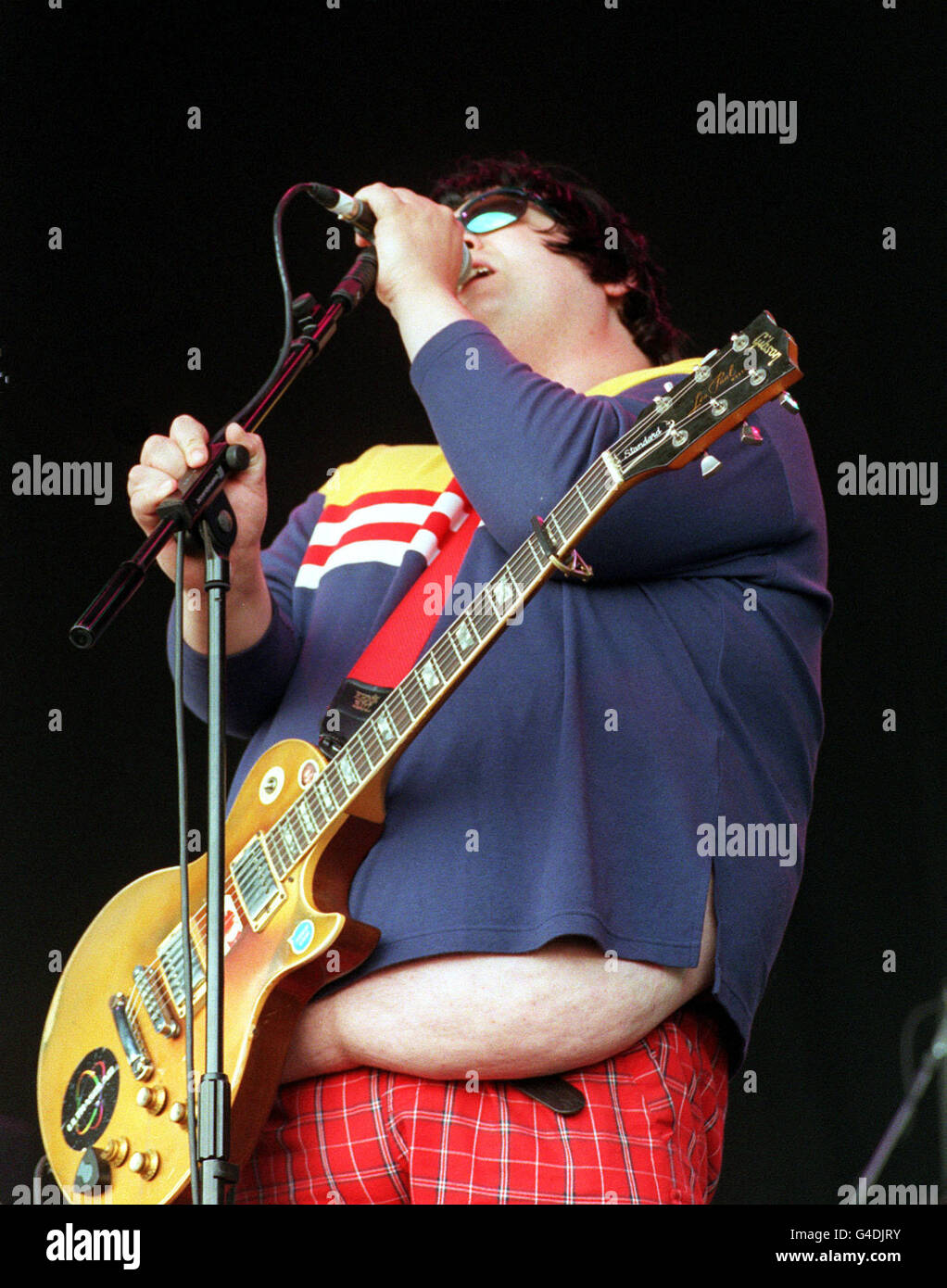 PA NEWS 25/7/98 'TINY' (REAL NAME ANDREW WOOD) , LEAD SINGER OF THE BAND 'ULTRASOUND', PERFORMS ON STAGE DURING THE CONCERT IN FINSBURY PARK HEADLINED BY 'PULP'. Stock Photo