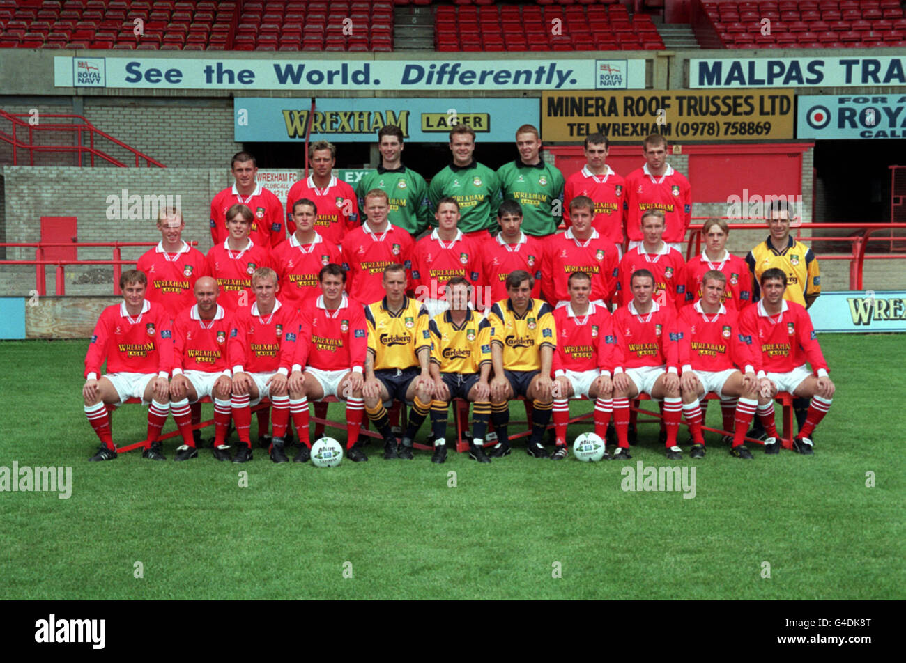 PA NEWS PHOTO 1/7/98 TEAM PHOTO OF WREXHAM A.F.C Stock Photo Alamy