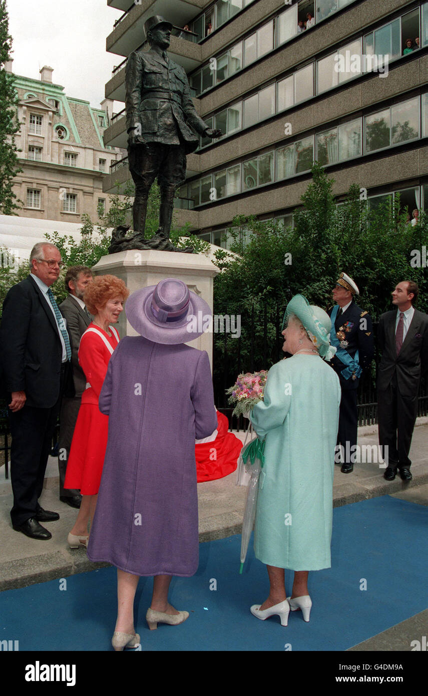 PA NEWS PHOTO 23/6/93 THE QUEEN MOTHER IN CARLTON GARDENS WHERE SHE UNVEILED A STATUE OF GENERAL CHARLES DE GAULLE. ADMIRAL PHILLIPE DE GAULLE (RIGHT) Stock Photo