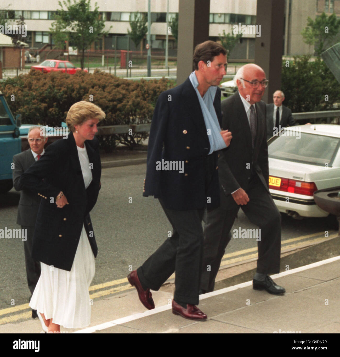 PA NEWS PHOTO 31/8/90 PRINCE AND PRINCESS  OF WALES WITH DAVID WHITE NOTTS HEALTH AUTHORITY CHAIRMAN ARRIVE AT QUEENS MEDICAL CENTRE IN NOTTINGHAM WHERE THE PRINCE WAS TO UNDERGO FURTHER SURGERY ON HIS ARM. Stock Photo