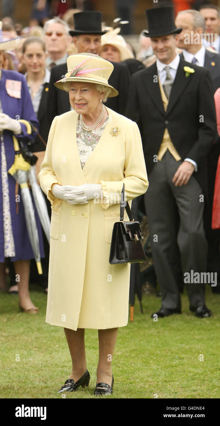 Britains queen elizabeth ii attends garden party at buckingham palace