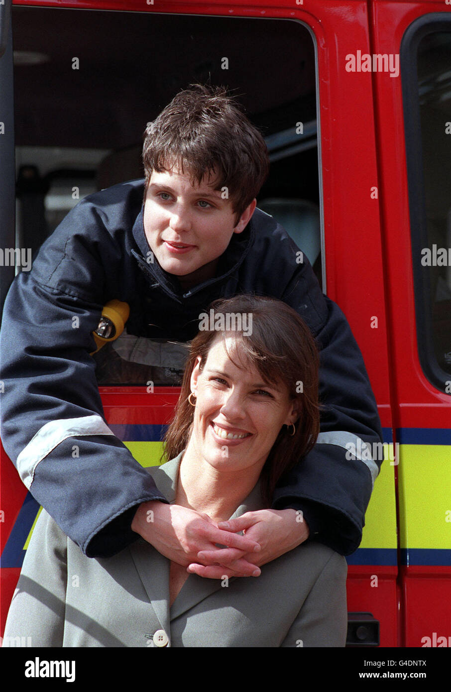 PA NEWS PHOTO 21/7/98 ACTRESS HEATHER PEACE, WHO PLAYS NEWCOMER SALLY FIELDS IN LONDON'S BURNING, WITH ONE OF THE FIRST FEMALE AMERICAN FIREFIGHTERS, CAROLINE PAUL. MS PAUL, THE IDENTICAL TWIN SISTER OF BAYWATCH STAR ALEXANDRA PAUL, IS IN LONDON TO PROMOTE HER BOOK 'FIGHTING FIRE'. Stock Photo