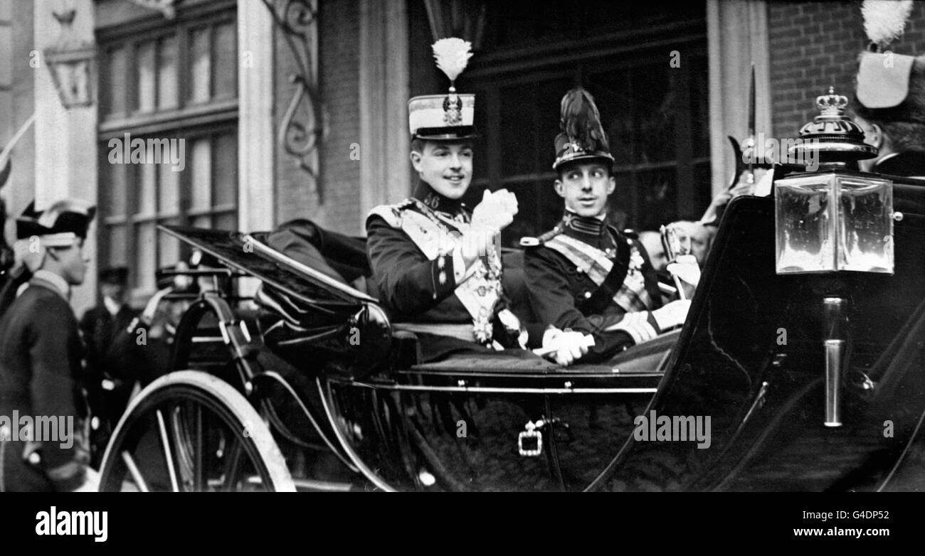 King Manuel II of Portugal (l) rides in an open carriage with Alfonso XIII of Spain in London Stock Photo