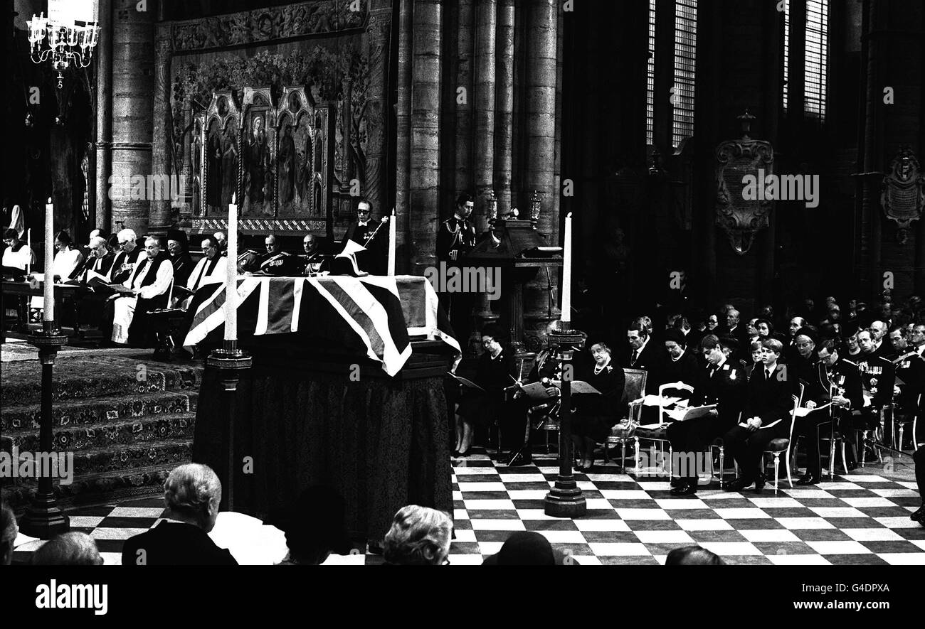 PA NEWS 5/9/79 THE FLAG-DRAPED COFFIN OF LORD MOUNTBATTEN RESTS ON A CATAFALQUE IN WESTMINSTER ABBEY AS PRINCE CHARLES - WITH THE QUEEN SEATED BENEATH HIM - READS THE LESSON FROM PSALM 107 DURING THE FUNERAL SERVICE. Stock Photo