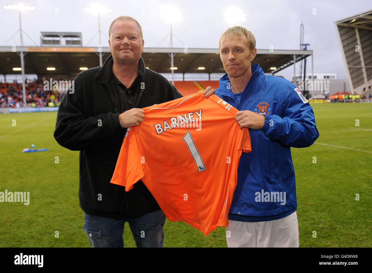 Soccer - Pre Season Friendly - Blackpool v Rangers - Bloomfield Road.  Blackpool's Brett Ormerod (right) presents a signed shirt to darts player  Raymond van Barneveld Stock Photo - Alamy