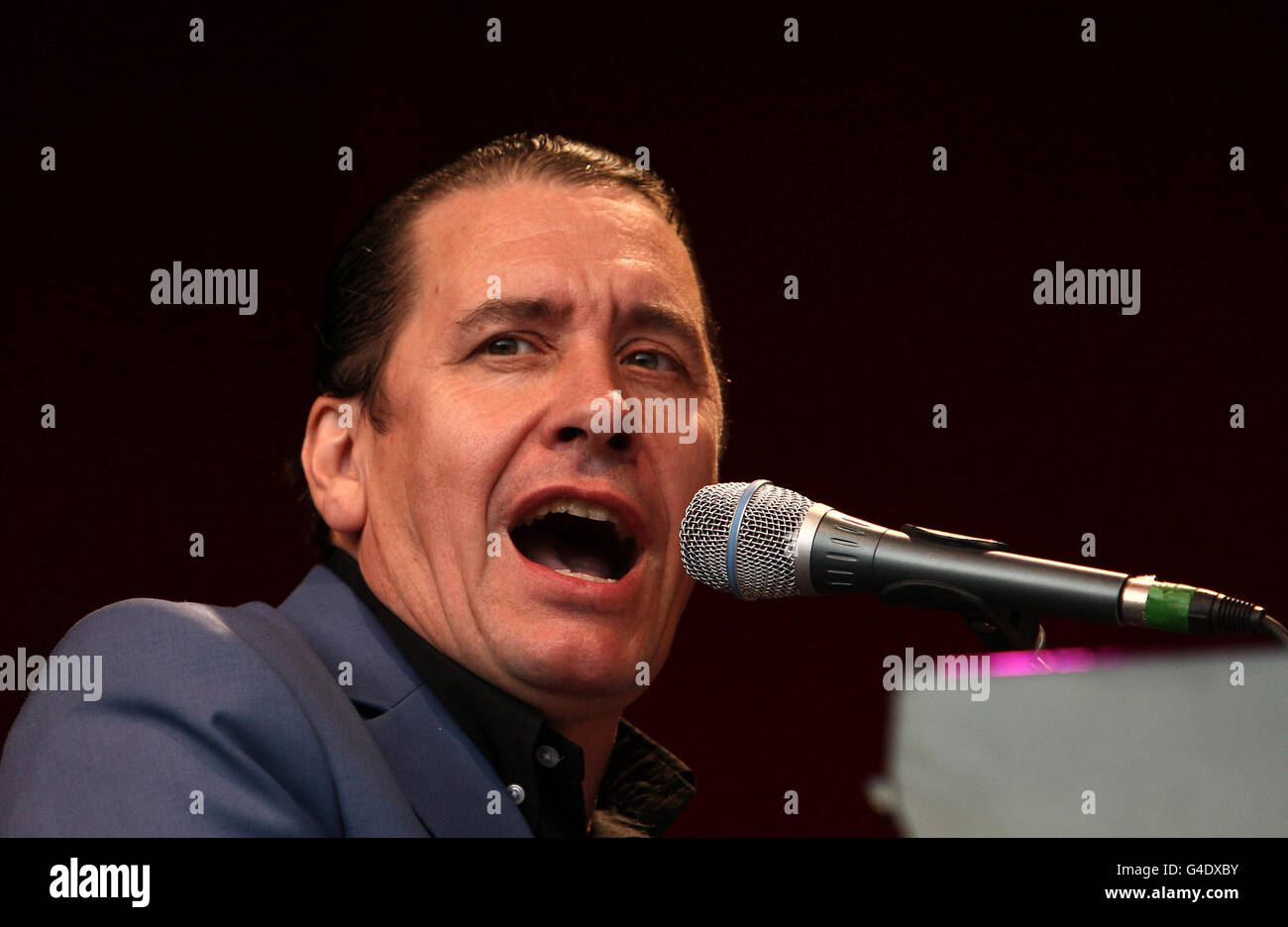 Showbiz holland headshot head shot performing microphone live on stage ...