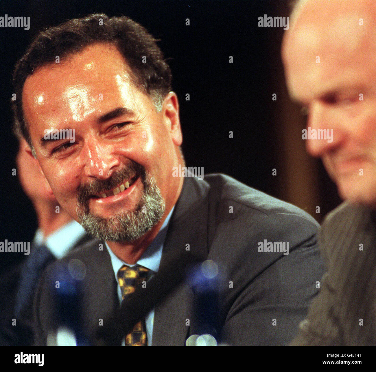 PA NEWS 28/7/98 BERND PISCHETSRIEDER OF BMW, AT A PRESS CONFERENCE WHERE BMW & VOLKSWAGON ANNOUNCED THAT THEY HAD AGREED ON THE FUTURE OF TWO GREAT CAR NAMES - ROLLYS ROYCE (MARQUE SECURED BY BMW) AND BENTLEY (MARQUE SECURED BY VOLKSWAGON). Stock Photo