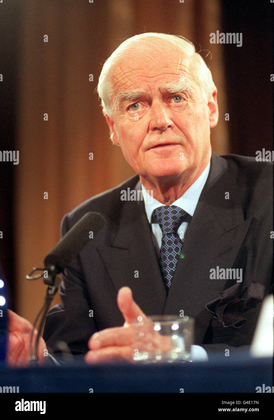 PA NEWS 28/7/98 SIR RALPH ROBINS OF ROLLS ROYCE PLC, AT A PRESS CONFERENCE WHERE BMW & VOLKSWAGON ANNOUNCED THAT THEY HAD AGREED ON THE FUTURE OF TWO GREAT CAR NAMES - ROLLYS ROYCE (MARQUE SECURED BY BMW) AND BENTLEY (MARQUE SECURED BY VOLKSWAGON). Stock Photo