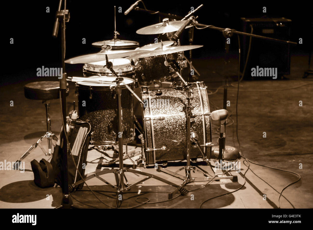 Photograph of a drums set on a stage Stock Photo - Alamy
