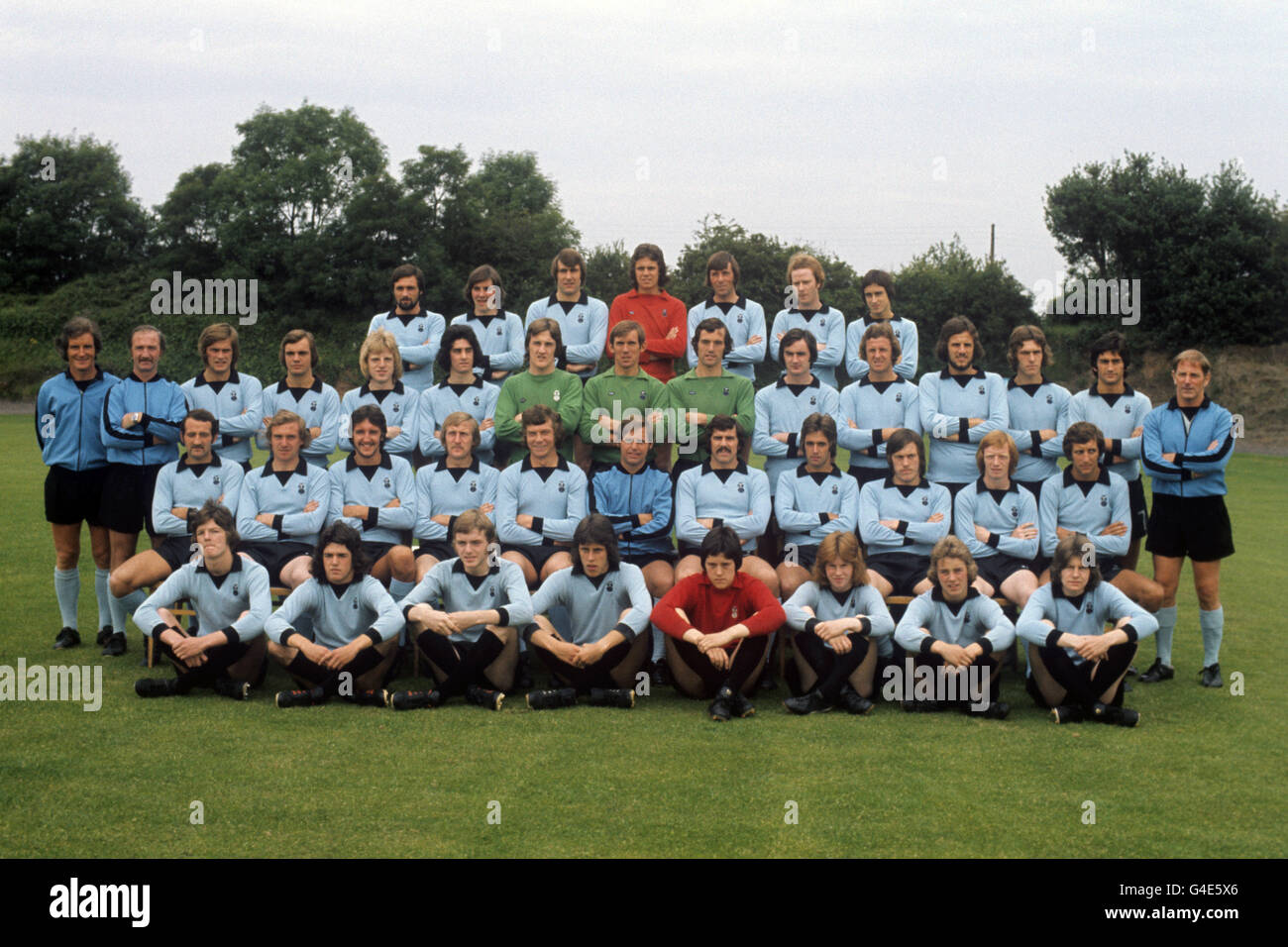 Full Coventry City squad for the 1974-75 season. (back l-r) Alan Green, ?, Wilf Smith, Mick Coop, ?, ?. (middle row l-r) ?, Tommy Casey (first team coach), Jim Holmes, Les Cartwright, ?, ?, ?, Bill Glazier, Neil Ramsbottom, ?, ?, ?, ?, Dennis Mortimer, ?. (second from front row l-r) Alan Dugdale, Colin Stein, David Cross, Tommy Hutchison, John Craven, Gordon Milne (Team Manager), Peter Hindley, Mick McGuire, Brian Alderson, Willie Carr and Chris Cattlin. (front row) Les Sealey (5th from left). Stock Photo