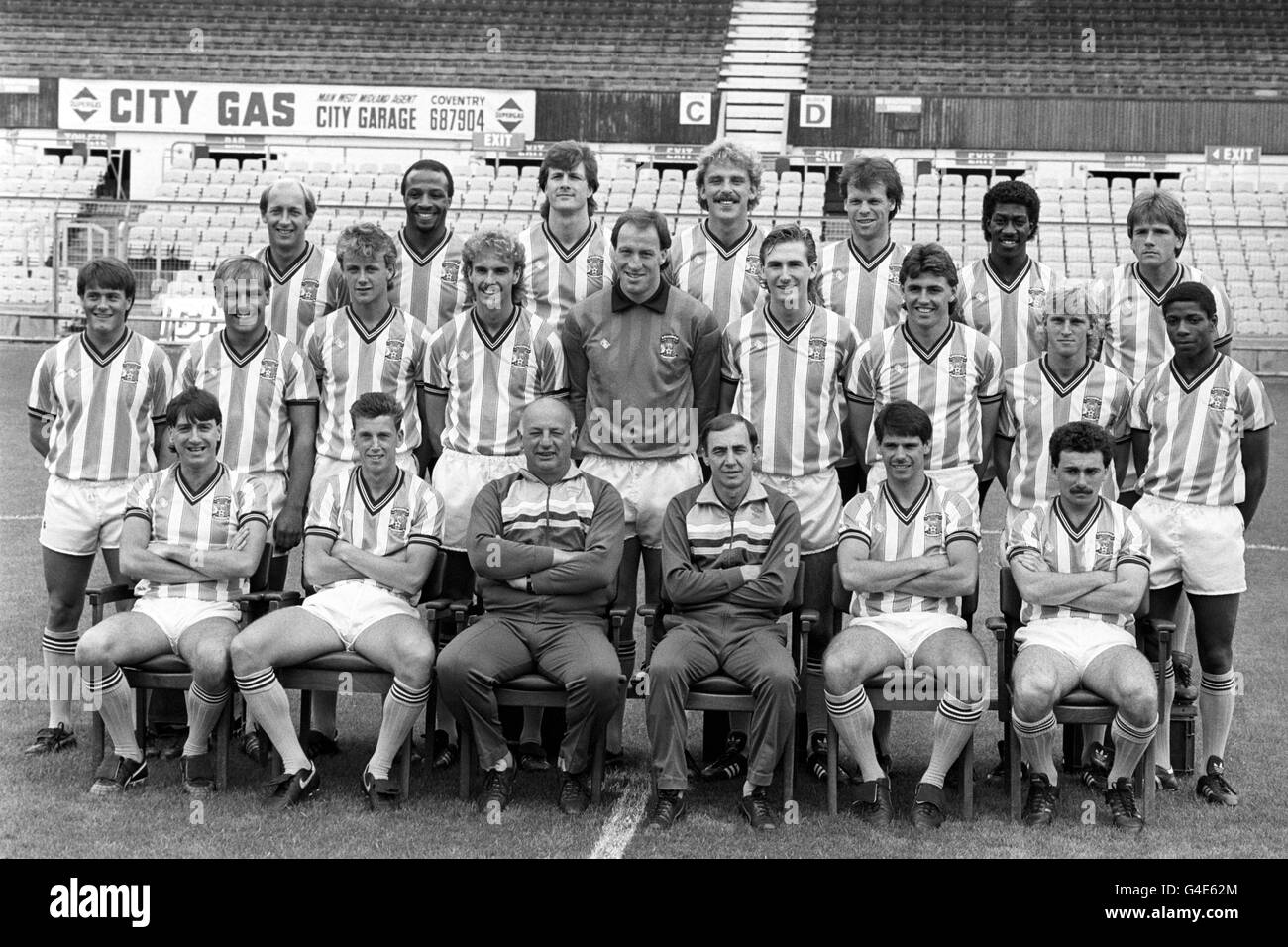 Coventry City squad for the 1986-87 Season. (back row l-r) Greg Downs, Cyrille Regis, Keith Houchen, Brian Kilcline, Trevor Peake, Dave Bennett and Dave Phillips. (middle l-r) Micky Adams, Wayne Turner, Stephen Sedgley, Andy Williams, Steve Ogrizovic, Graham Rodger, Nick Pickering, Gareth Evans and Lloyd McGrath. (front l-r) Paul Culpin, Brian Borrows, John Sillett (chief coach), George Dalton (physiotherapist), Ian Painter and Michael Gynn. Stock Photo