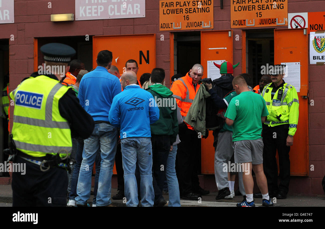WKS Slask Wroclaw fans before the match watched over by police after earlier trouble in Dundee before the UEFA Europa League Second Qualifying Round match at Tannadice Park, Dundee. Stock Photo