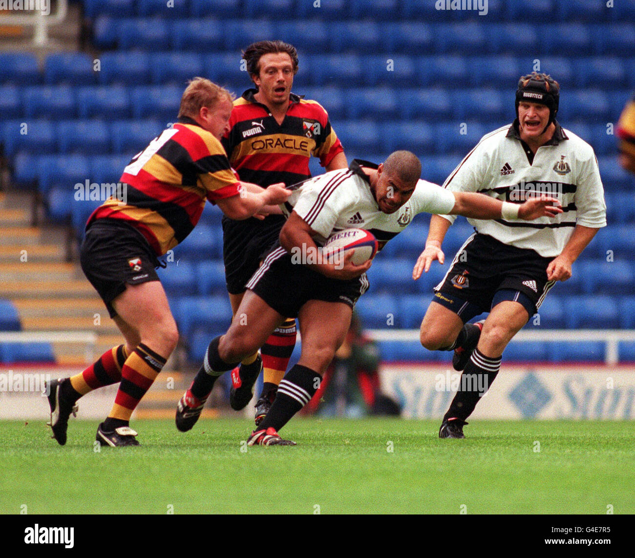 This picture may only be used within the context of an editorial feature. Newcastle's Va'aiga Tuigamala holds off Richmond's Robbie Hutton (left), during their Allied Dunbar Premiership match at the Madejski Stadium in Reading today (Sat). Final score Richmond 41 Newcastle 29. Photo by Andy Gaps. See PA Story RUGBYU Richmond. Stock Photo