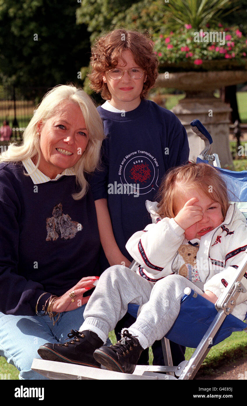PA NEWS 13/9/98 WENDY RICHARDSAT THE START OF A CHARITY WALK IN HYDE PARK, LONDON, IN AID OF THE BLOOD AND MARROW TRANSPLANT FUND AT GREAT ORMOND STREET CHILDREN'S HOSPITAL. SHE IS WITH SOPHIE LOWE (RIGHT) AGED 4, AND STEPHANIE DALLY AGED 9, BOTH OF WHOM HAVE HAD BONE MARROW TRANSPLANTS. Stock Photo