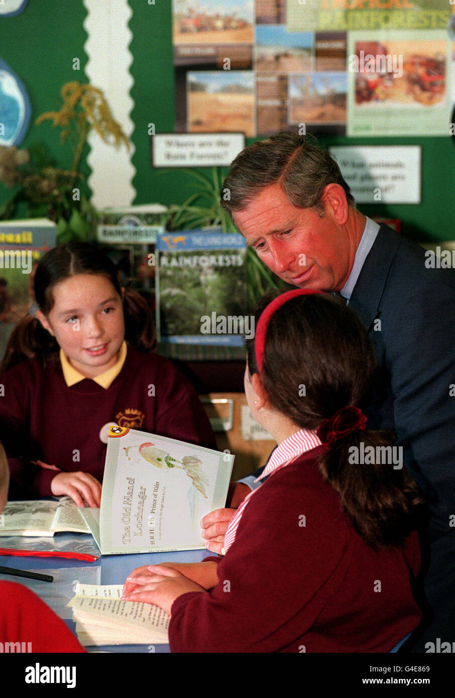 PA NEWS 14/9/98 THE PRINCE OF WALES READS FROM HIS BOOK 'THE OLD MAN OF LOCHNAGAR' TO CHILDREN FROM ST. MARK'S PRIMARY SCHOOL IN BRIGHTON. Stock Photo