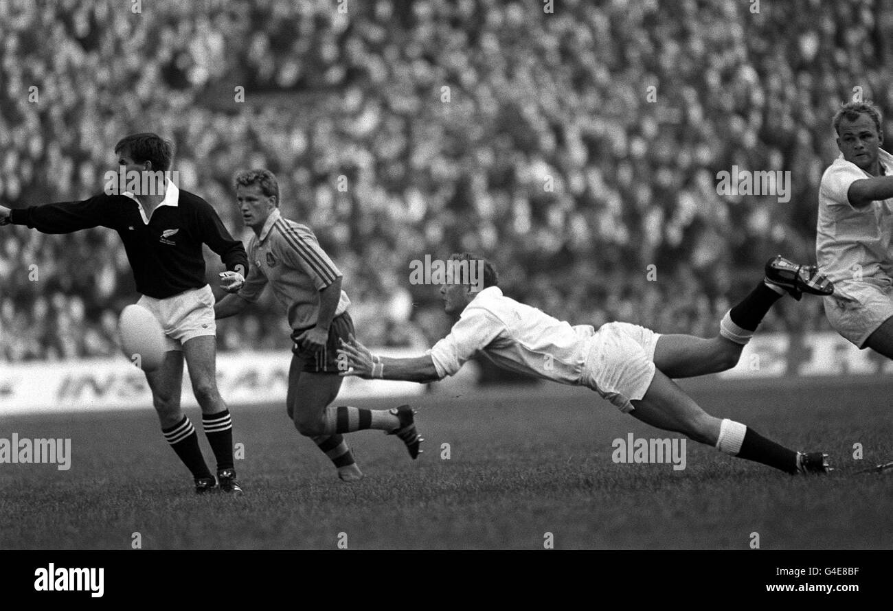 PA NEWS PHOTO 5/11/88 DEWI MORRIS ENGLAND'S NEW WELSH-BORN SCRUM-HALF AT FULL STRETCH DURING THE OPENING TEST MATCH AGAINST AUSTRALIA AT TWICKENHAM Stock Photo