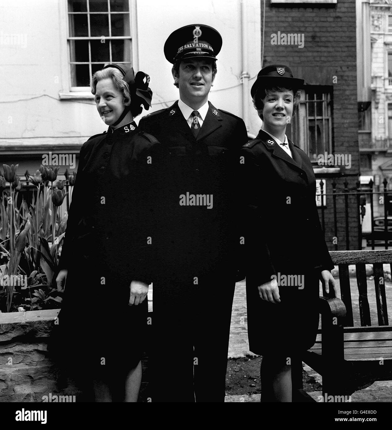 PA NEWS PHOTO 12/5/70 CAPTAIN PETER DALZIEL AND HIS WIFE IN ST BRIDES CHURCHYARD. LEFT IS MAYOR KATH BENN IN THE OLD UNIFORM OF THE SALVATION ARMY Stock Photo