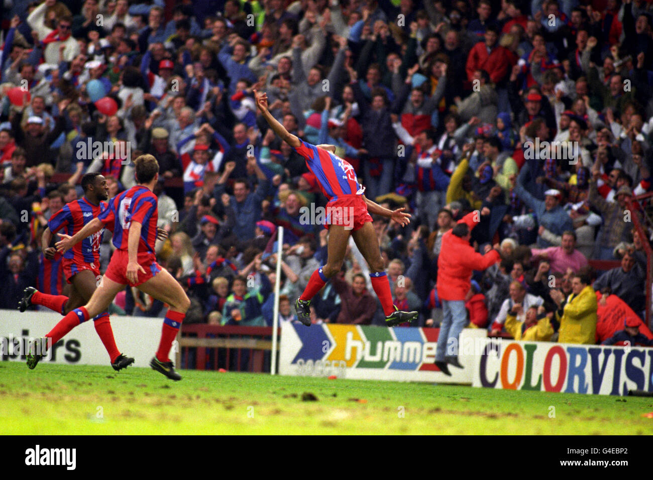 CRYSTAL PALACE v LIVERPOOL AT VILLA PARK. MARK BRIGHT (IN AIR) CELEBRATES  SCORING THE FIRST GOAL FOR PALACE Stock Photo - Alamy