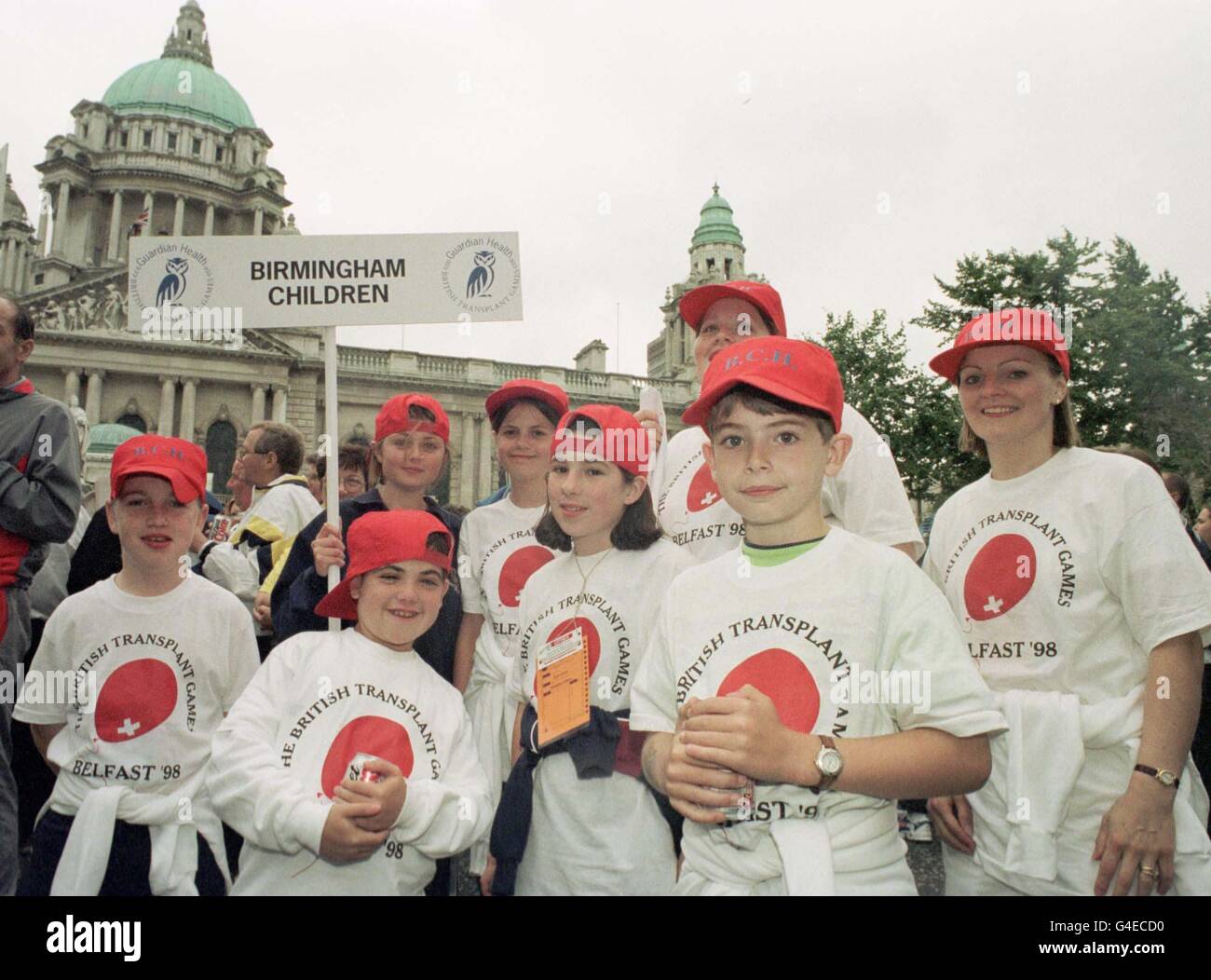 GUARDIAN HEALTH BRITISH TRANSPLANT GAMES, Belfast July 30th - August 2nd 1998 Birmingham Childrens Team at the Opening Ceremony in front of Belfast City Hall for the Guardian Health Transplant Games. The children are L to R: FRONT ROW Craig Hinman(10), Lee Corbet,(10) Hannah Corbet (11) Reuben Collinson (8) BACK ROW Becky Ford (15) Nicki Erskine (12) Christine Dempsure (16) and Team Manager Rosie Jones Pic FREE More information from Transplant Games Press Office Tel: 01232 787719 Stock Photo