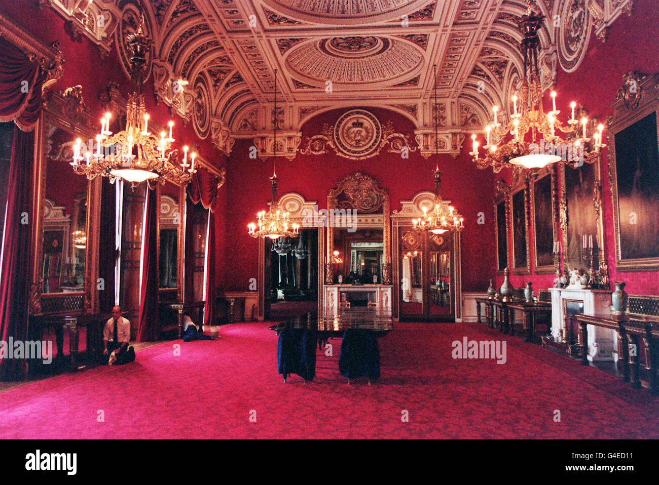 The state dining room at buckingham palace hi-res stock photography and ...