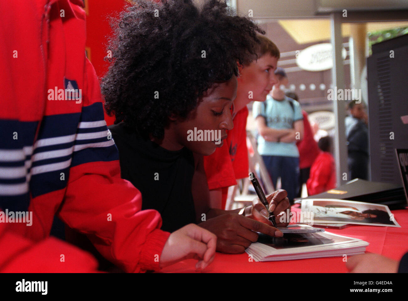 PA NEWS 30/7/98 SINGER MICA PARIS SIGNS AUTOGRAPHS FOR FANS AT A NEW VIRGIN MEGASTORE IN SLOUGH, WHCIH SHE OPENED. THE STORE MARKED THE COMPLETION OF THE FIRST JOINT VENTURE BETWEEN VIRGIN RETAIL AND VIRGIN CINEMAS. Stock Photo