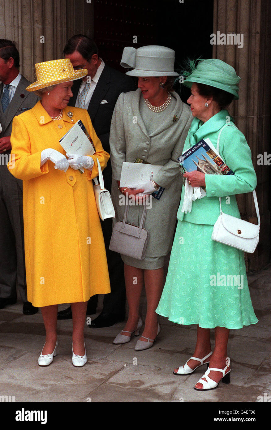 PA NEWS PHOTO 11/07/98 HER MAJESTY THE QUEEN (LEFT) AND HRH PRINCESS MARGARET (RIGHT) TALK TO QUEEN ANNA MARIA OF GREECE AT THE MARRIAGE BETWEEN THE LATE EARL LOUIS MOUNTBATTENS'S GRANDSON, TIMOTHY KNATCHBULL AND ISABELLA NORMAN AT WINCHESTER CATHEDRAL. Stock Photo