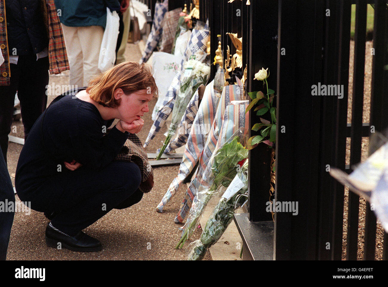 FLOWERS OUTSIDE KENSINGTON PALACE Stock Photo Alamy