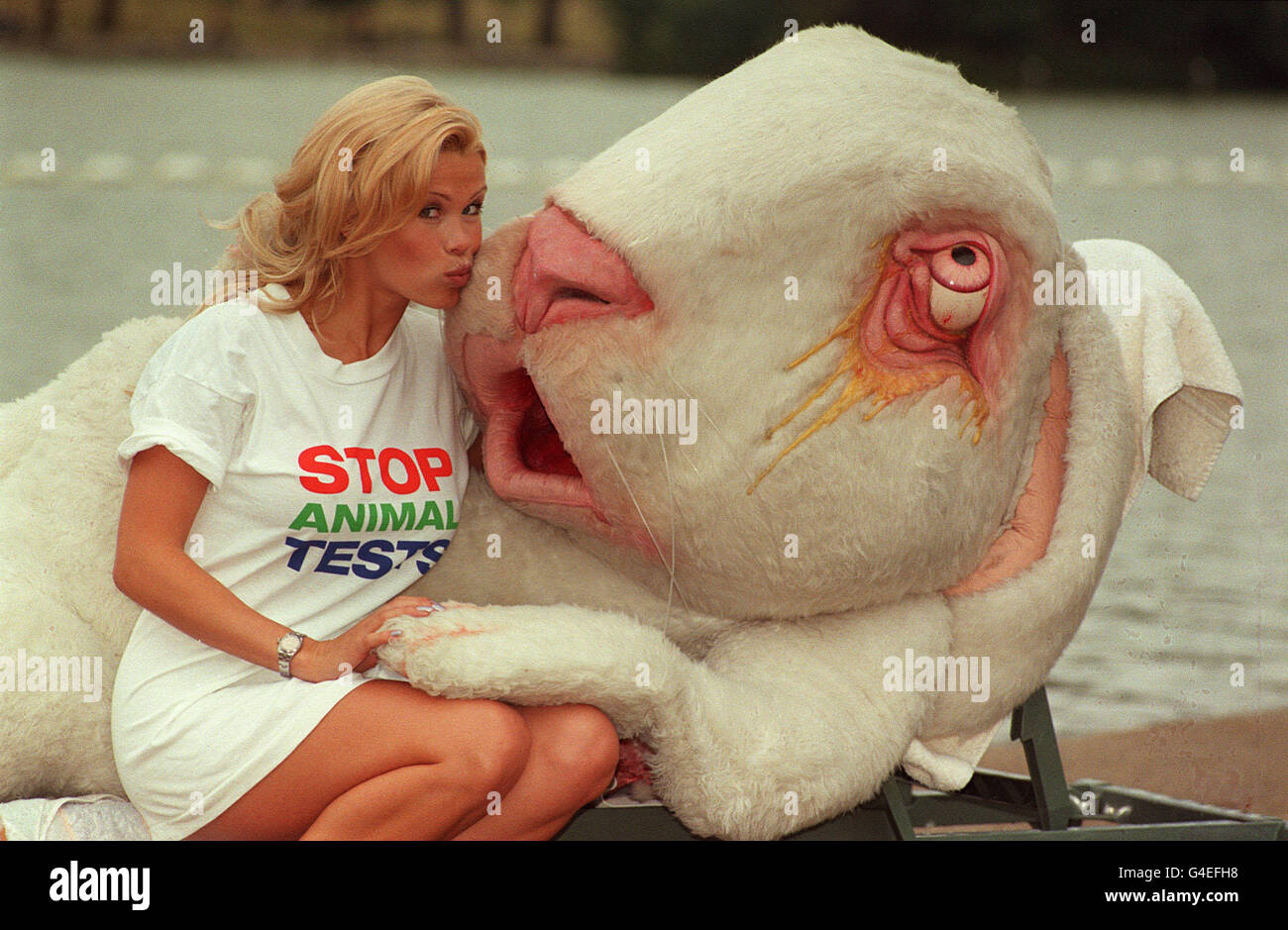 PA NEWS PHOTO 26/8/98 MELINDA MESSENGER IN HYDE PARK WITH 'VANITY THE BUNNY' TO AID THE BUAV'S (BRITISH UNION FOR THE ABOLITION OF VIVISECTION) ATTEMPTS TO PROMOTE A RANGE OF CRUELY-FREE PRODUCTS. Stock Photo