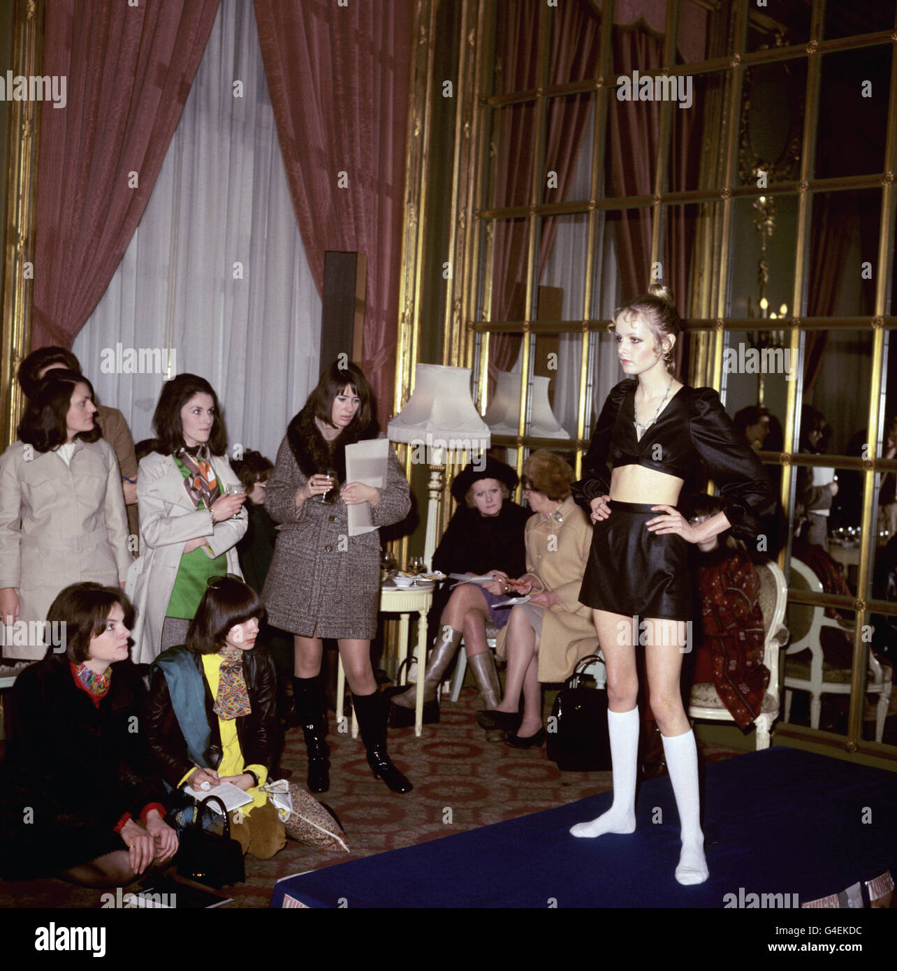 PA NEWS PHOTO 20/1/69 TWIGGY MODELS TIGHTS AT THE RITZ, LONDON Stock Photo