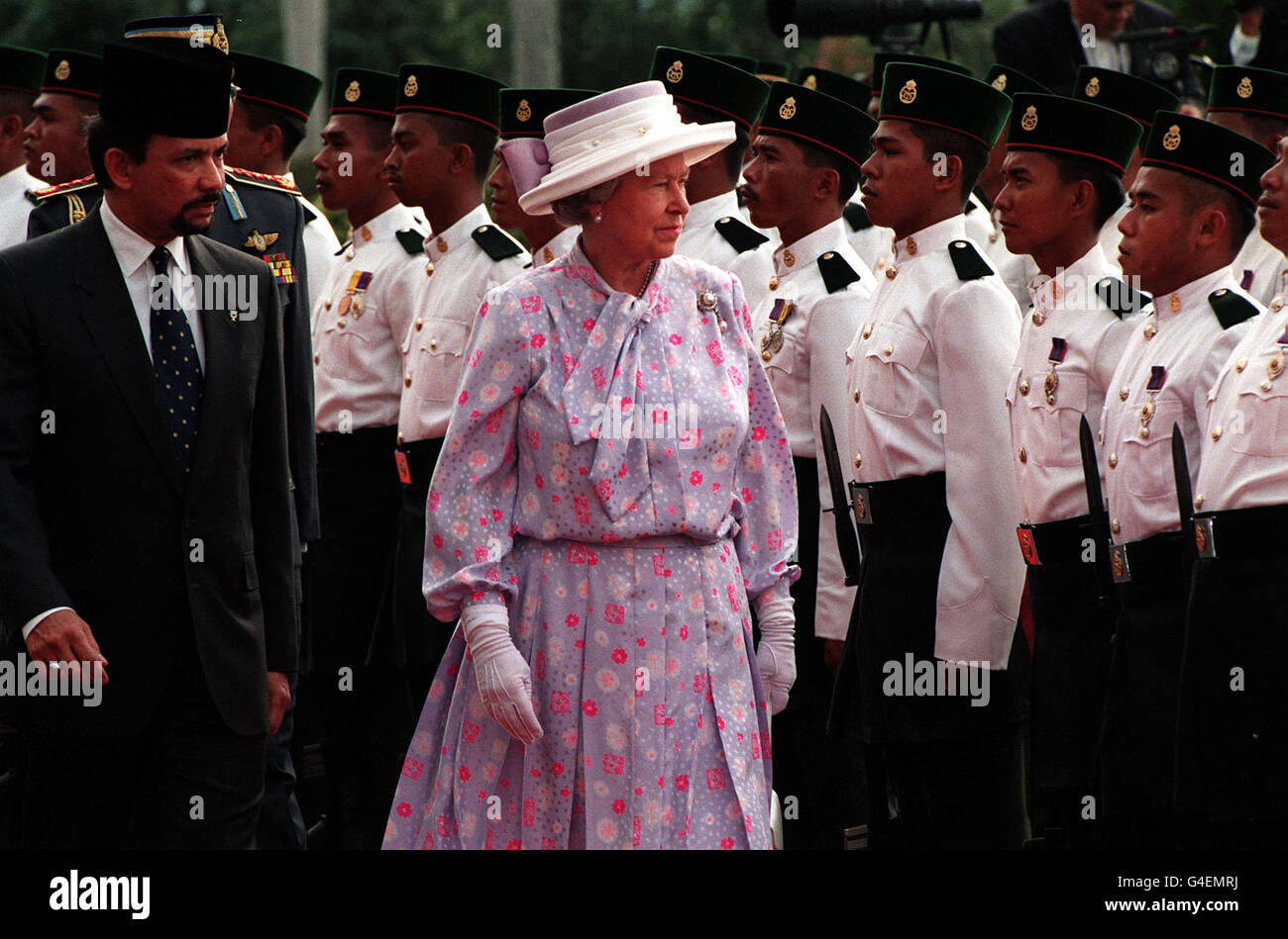 PA NEWS PHOTO 17/9/98 THE QUEEN BEGINS HER THREE DAY STATE VISITI TO BRUNEI BY INSPECTING THE GUARD OF HONOUR WITH HIS MAJESTY SULTAN HAJI HASSANAL BOLKIAH ON HER ARRIVAL AT HIS PALACE, THE ISTANA NURUL IWAN IN THE BRUNEI CAPITAL BANDAR SERI BEGAWAN. Stock Photo