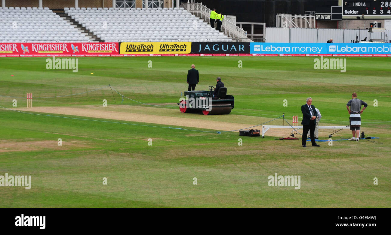 Ground staff prepare the the test match at trent bridge hires stock photography and images Alamy