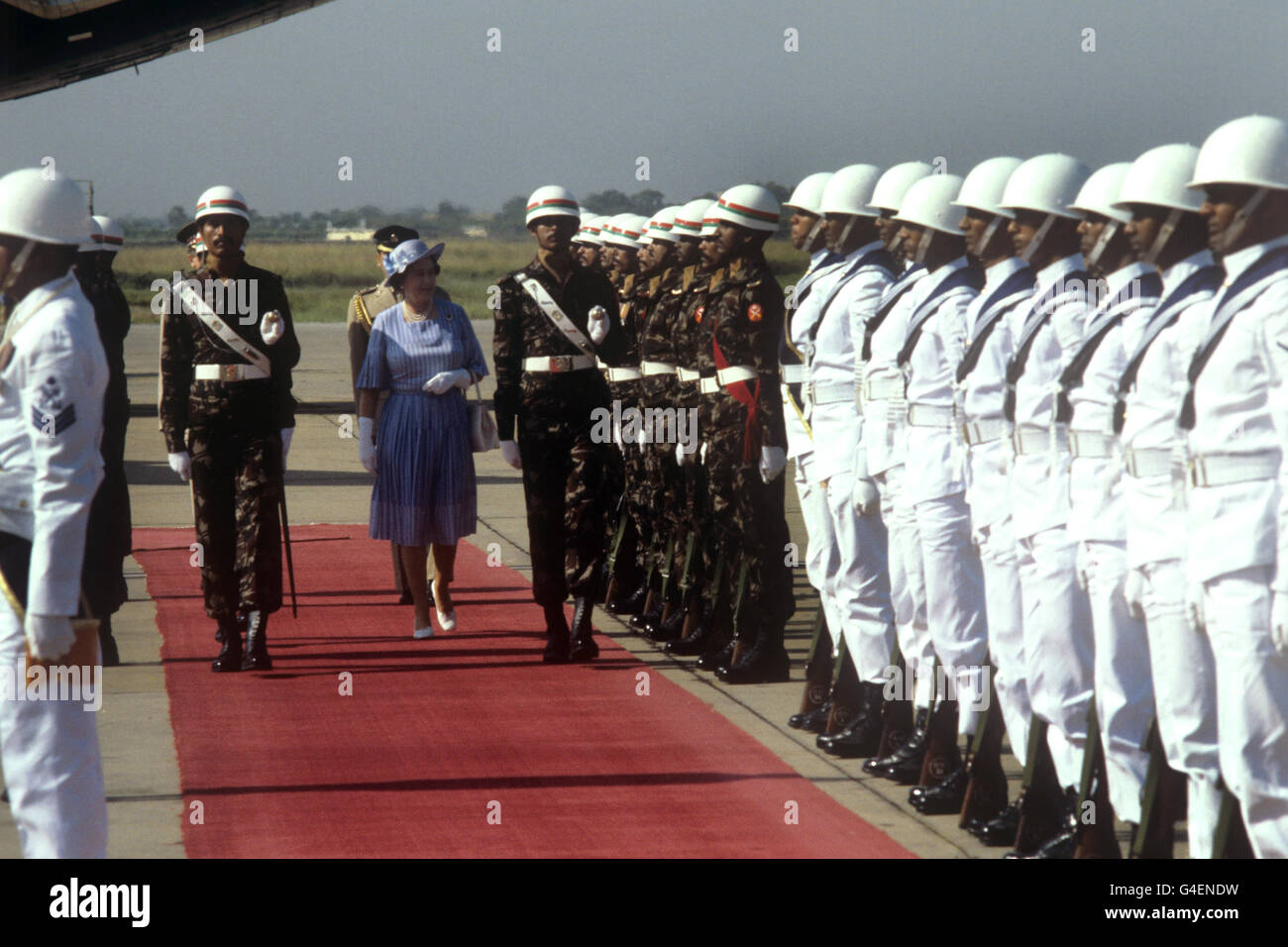 The Queen inspecting the Guard of Honour at Dhaka Airport, Bangladesh Stock Photo