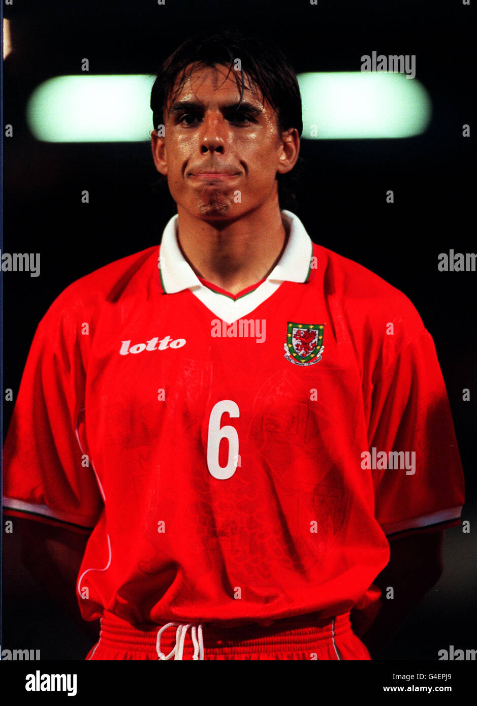 CHRIS COLEMAN (WHO PLAYS FOR FULHAM FC) LINES UP WITH THE WELSH NATIONAL FOOTBALL TEAM PRIOR TO THEIR EUROPEAN CHAMPIONSHIP QUALIFYING MATCH AGAINST BERLARUS AT NINIAN PARK, CARDIFF. Stock Photo