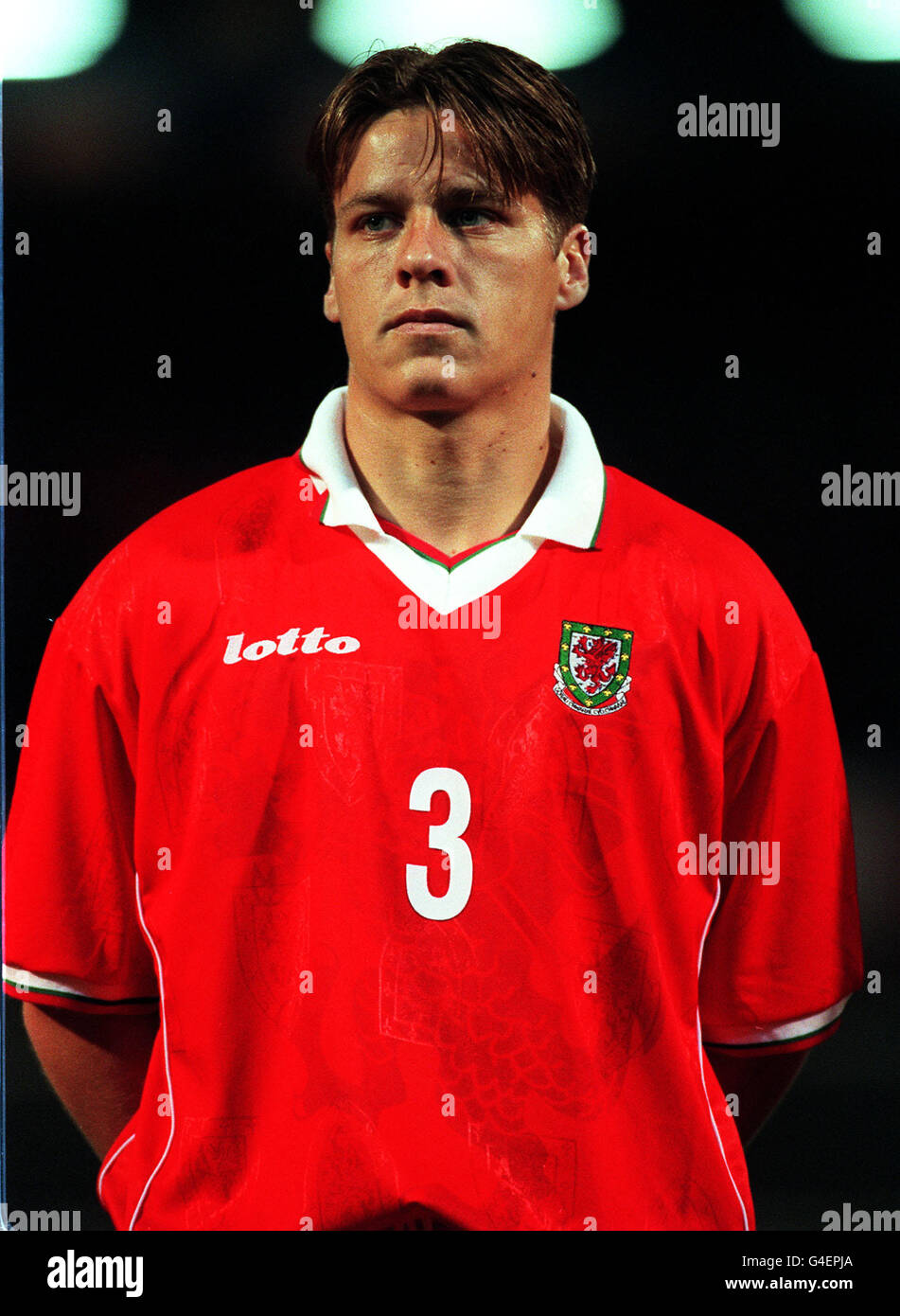 DARREN BARNARD (WHO PLAYS FOR BARNSLEY FC) LINES UP WITH THE WELSH NATIONAL FOOTBALL TEAM PRIOR TO THEIR EUROPEAN CHAMPIONSHIP QUALIFYING MATCH AGAINST BERLARUS AT NINIAN PARK, CARDIFF. Stock Photo
