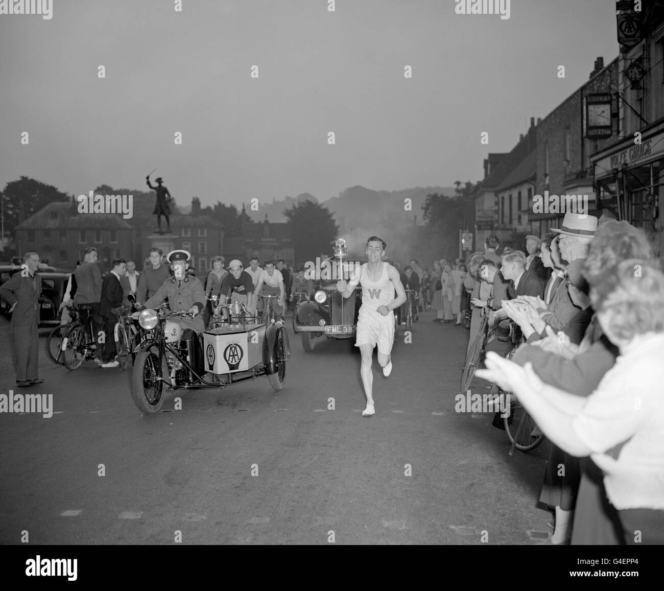 London Olympic Games 1948 - Torch Relay - Kent. The Olympic Flame is carried through Westerham, Kent, at 5.45 am this morning en route to London Stock Photo
