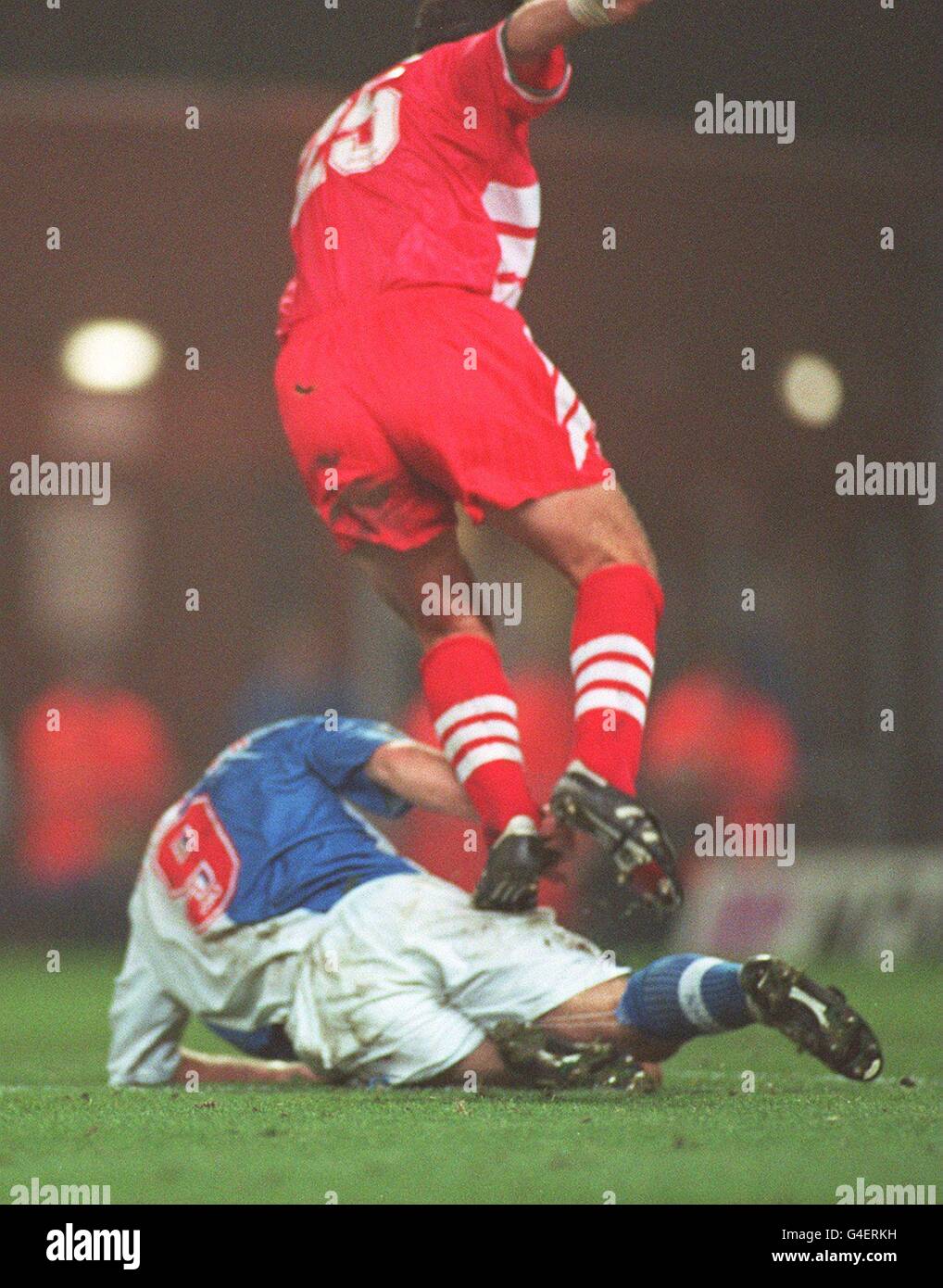 COCA COLA CUP SOCCER. ALAN SHEARER, BLACKBURN ROVERS, IS STEPPED ON BY NEIL RUDDOCK, LIVERPOOL Stock Photo