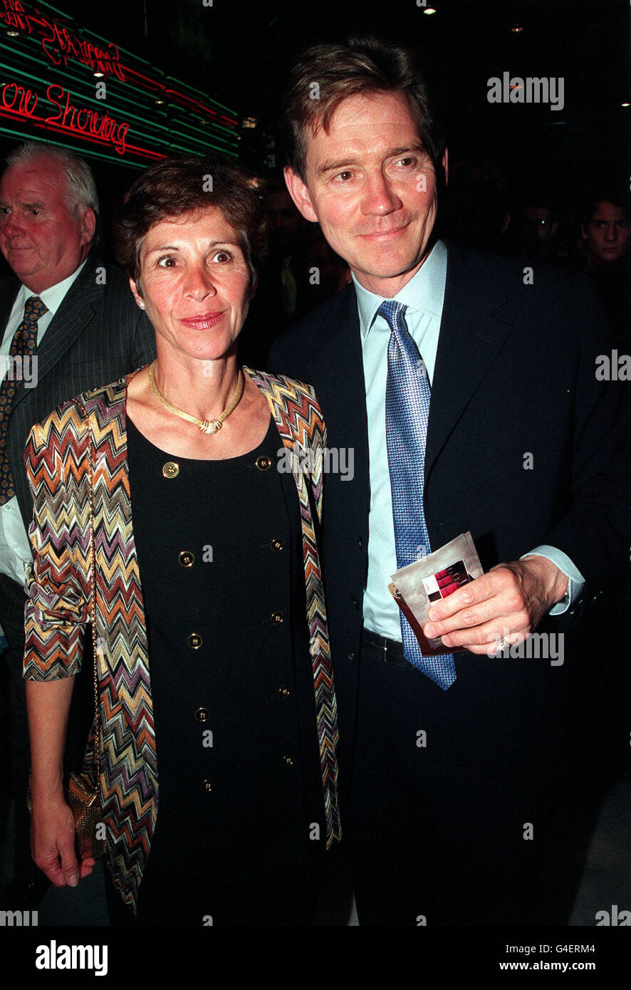 ACTOR ANTHONY ANDREWS AND HIS WIFE GEORGINA AT THE UK PREMIERE OF STEVEN SPIELBERG'S LATEST FILM 'SAVING PRIVATE RYAN' AT THE EMPIRE IN LONDON'S LEICESTER SQUARE. Stock Photo