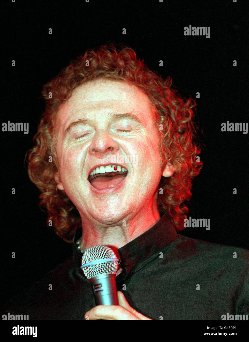 PA NEWS 16/9/98 'SIMPLY RED' SINGER MICK HUCKNALL SINGS DURING REHEARSALS  THE NIGHT BEFORE THEIR CONCERT AT THE LYCEUM THEATRE, LONDON Stock Photo -  Alamy