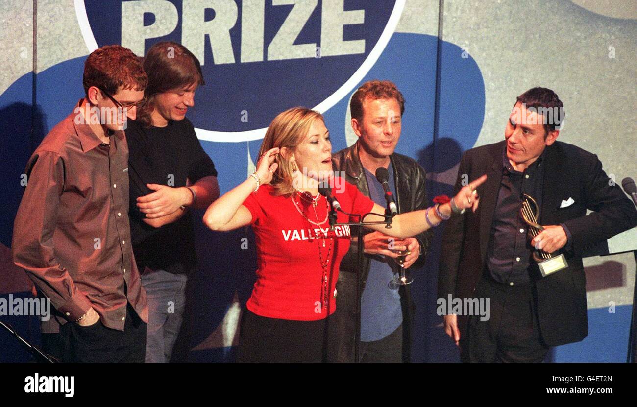 Cerys Matthews of Catatonia addresses the audience at tonight's (Wed) Mercury Music Awards, watched by Jools Holland (right). Photo by Michael Crabtree/PA *21/09/2001...Cerys Matthews with band members of Catatonia, alongside presenter Jools Holland (R). It has been revealed today September 21 2001, by a the bands spokesperson the Chart band Catatonia have called it a day. The band scored a number of top ten hits with tracks such as Mulder And Scully and Road Rage and the decision to split was reached amicably. Stock Photo