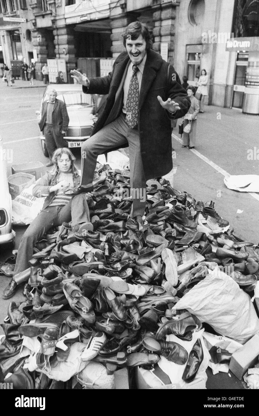 Entertainment - Shoe-Shining Contest - Waterloo Station, London Stock