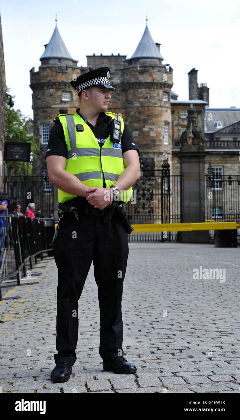 Police outside Palace of Holyroodhouse in Edinburgh ahead of the wedding of  Zara Phillips and Mike Tindall tomorrow Stock Photo - Alamy